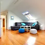 Beachfront Apartment. 2xac & Bikes * 포스티라
