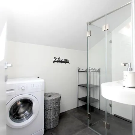 Beachfront Apartment. 2xac & Bikes Apartment Postira