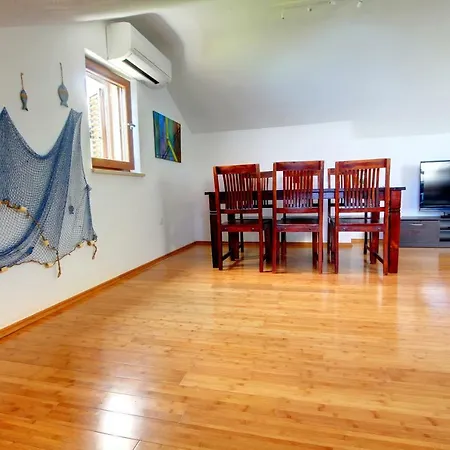 Beachfront Apartment. 2xac & Bikes Postira